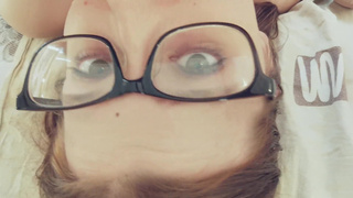 Крошка в колготках получает толстый конец в глотку и тугую попку