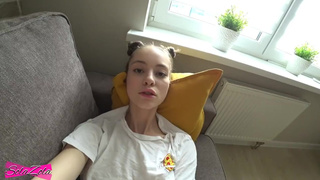 Сводная сестричка спалилась за мастурбацией и отсасывает писюн брату перед еблей