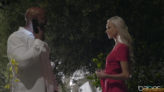 Темнокожий большим хуем чпокает пещерку красивой татуированной блондинки