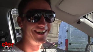 Русская чика Анжелика отменно посасывает конец своему парню