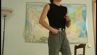 Русская зрелка громко кричала, когда извивалась на тонком хуе молодого партнера