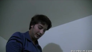 Бойфренд долбит тощую брюнетку в желтой футболке