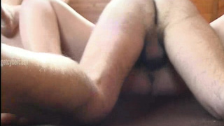 Свингеры поменялись женами и шпилятся прямо на полу