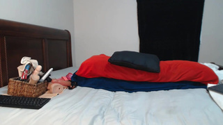 Большегрудая матюрка показала на камеру свои груди и страстно подрочила возбужденную пещерку