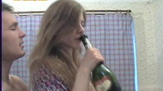 Аппетитная Саша взяла в ротик маленький стояк пацанчика