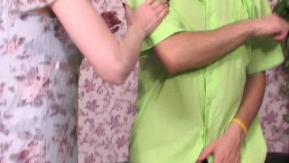 Знойная зрелка соблазнила сыночка на кровати