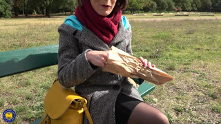 Сосед познакомился на улице со зрелкой и привел ее домой потрахаться