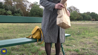 Сосед познакомился на улице со зрелкой и привел ее домой потрахаться