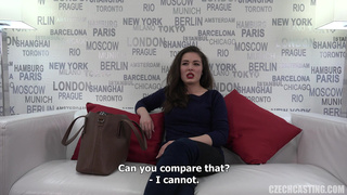 Приятная брюнетка проходит настоящий порно кастинг