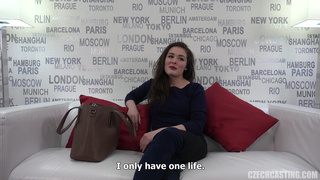 Приятная брюнетка проходит настоящий порно кастинг