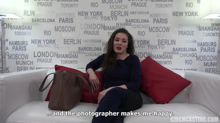 Приятная брюнетка проходит настоящий порно кастинг