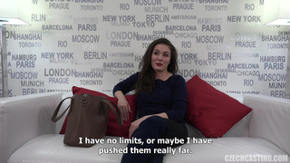 Приятная брюнетка проходит настоящий порно кастинг