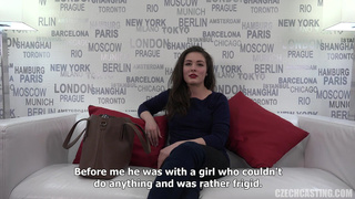 Приятная брюнетка проходит настоящий порно кастинг