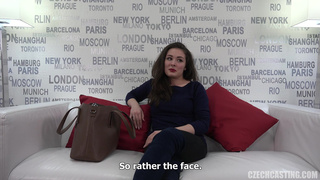 Приятная брюнетка проходит настоящий порно кастинг