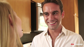 Парень чпокает в писю свою роскошную белокурую жену