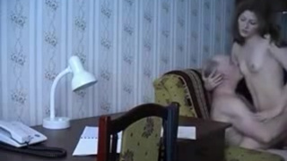 Зрелый парень классно развлекается с развратной куртизанкой