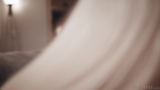 Папка с другом сношают худенькую дочь в два смычка сразу