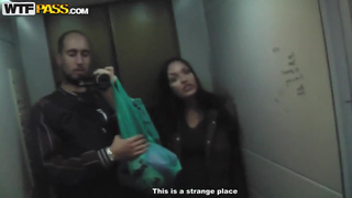 Русская особа глядя в глаза пацана открыла ротик для минета