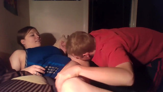 Жирная вторая половинка прыгает на писюне в домашнем видео