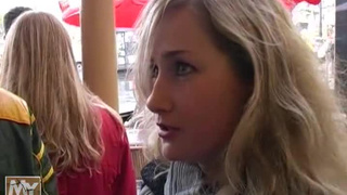 Развели симпатичную красавицу на секс втроем