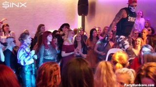 Грудастая красавица на секс вечеринке посасывает хуец стриптизера