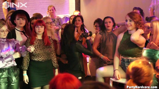 Грудастая красавица на секс вечеринке посасывает хуец стриптизера