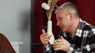 Страстная и пьяная Таня оголила дойки перед мужиком