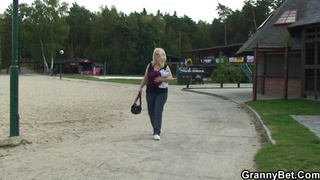 Старуха за 60 лет посасывает стояк чувака и трахается за раздевалками