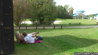 Старуха за 60 лет посасывает стояк чувака и трахается за раздевалками