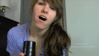 Грудастенькая дочь посасывает и теребонькает отцовский болт резиновой вагиной