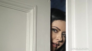 Старшая сеструха подсматривает как младшая трахается с братом