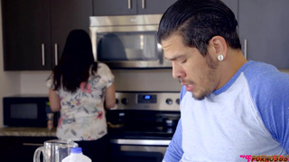 Брат с сестричкой долбятся за спиной у матюрки