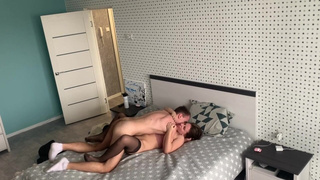 Женушка изменяет любимому с его лучшим другом, пока тот на работе