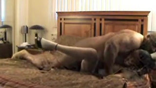 Похотливый самец отодрал свою полную подружайку на большой диване