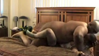 Похотливый самец отодрал свою полную подружайку на большой диване