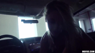 Мужик с большим членом чпокает блондиночку в салоне автомобиля