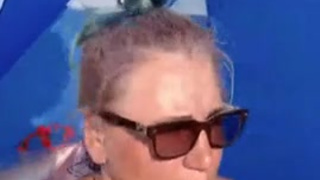 Опытная баба ни капли не стесняется и ебется с пасынком на нудистском пляже