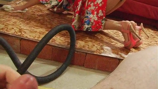 После секса блондиночка отсасывает хуй и заглатывает кончу