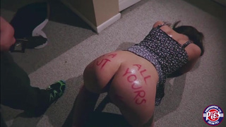 Упругая попка брюнетки сама напрашивается на конец