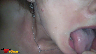 Очаровательная стерва делает минетик в любительском порно