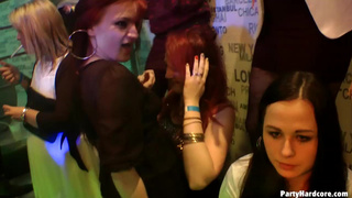 Накаченный стриптизер на вечеринке долбит красивых телок