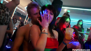 Накаченный стриптизер на вечеринке долбит красивых телок