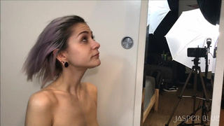 Пацан шпилит глубоко в ротик неумелую блондиночку