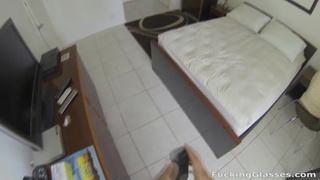 Сухощавая блонди с удовольствием дает в позе раком в жопу