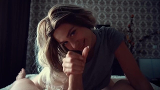 Моя сосущая сестричка выделывает на хуе языком чудеса