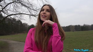 Сухощавая телка облизывает пенис модельного агента в лесу от первого лица