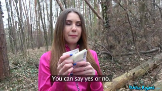 Сухощавая телка облизывает пенис модельного агента в лесу от первого лица