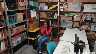 Охранник принуждает к сексу неопытную воровку в подсобке магазина