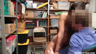 Охранник принуждает к сексу неопытную воровку в подсобке магазина
