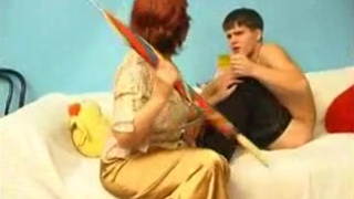 Взрослая зрелка совращает паренька и дает рачком